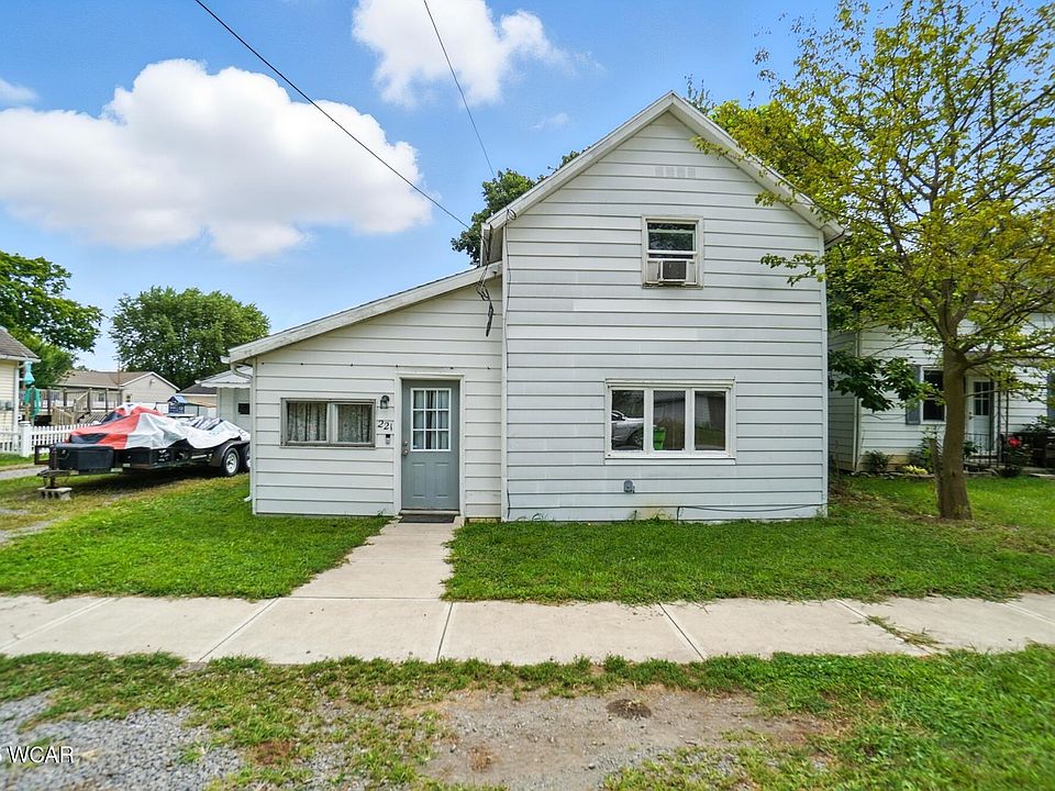 1st image of 221 S Oak St