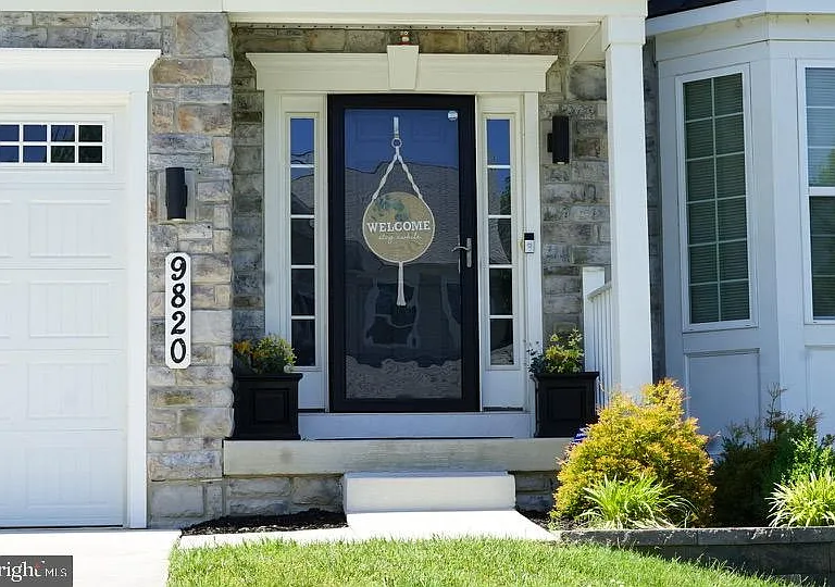 9820 Leighland Ct — Photo 2