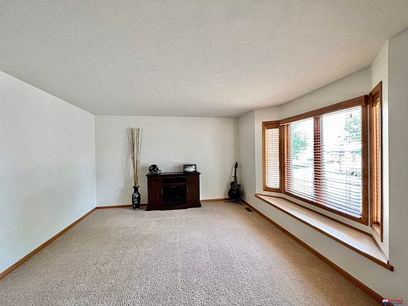 3rd image of 6015 S 81st St