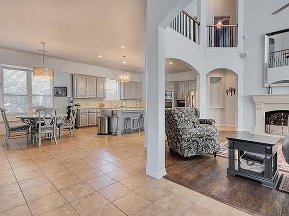 4th image of 5098 Mohegan Ln
