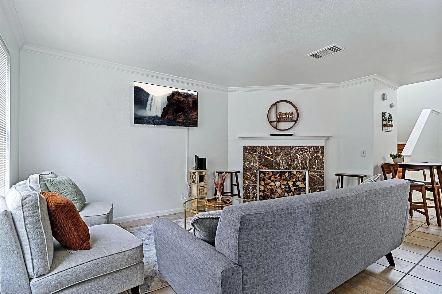 4 bed, 2.5 bath, 2049 sqft, $789 — Photo 3