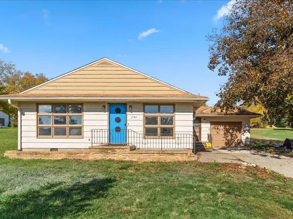 254 E Clark St, North English, IA 52316