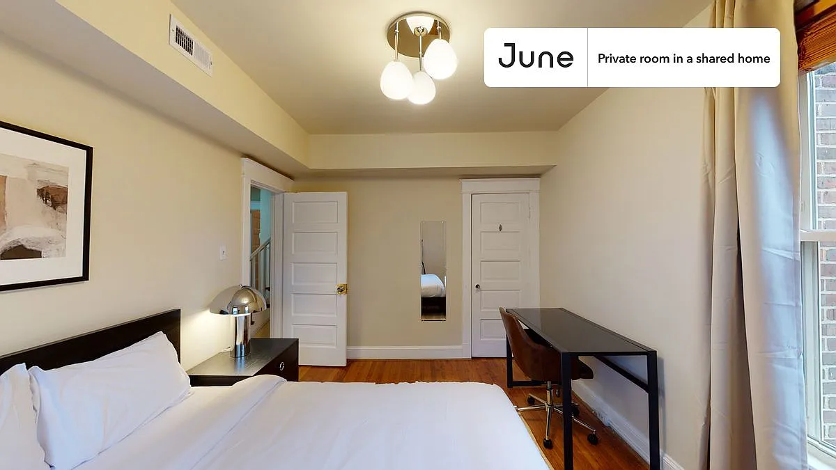 Queen bedroom in 5 bed/3 bath home in Brookland #866 B — Photo 2