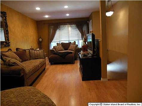 3rd image of 412 Eltingville Blvd