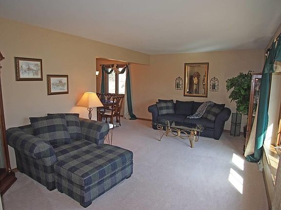 3rd image of 2415 S Parkside Dr