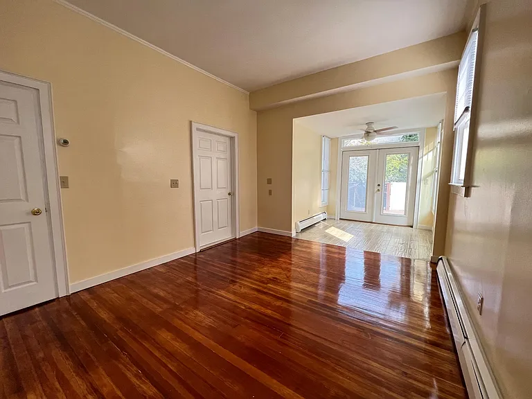 569 Whitney Ave #1R — Photo 17