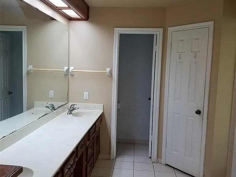 15526 Rio Plaza Dr — Photo 11