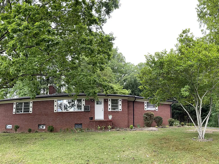 419 Wedgewood Pl SW — Photo 1