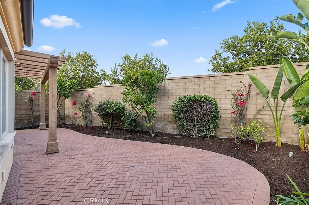 3 bed, 2.5 bath, 1868 sqft, $5,995 — Photo 2