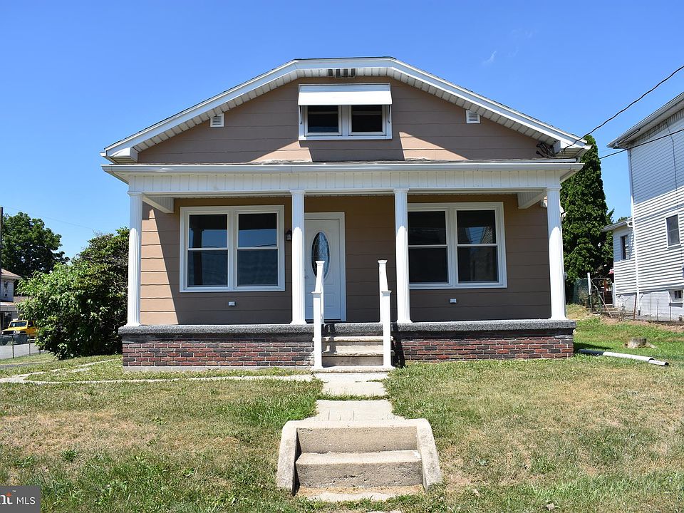 1st image of 407 E Oak St