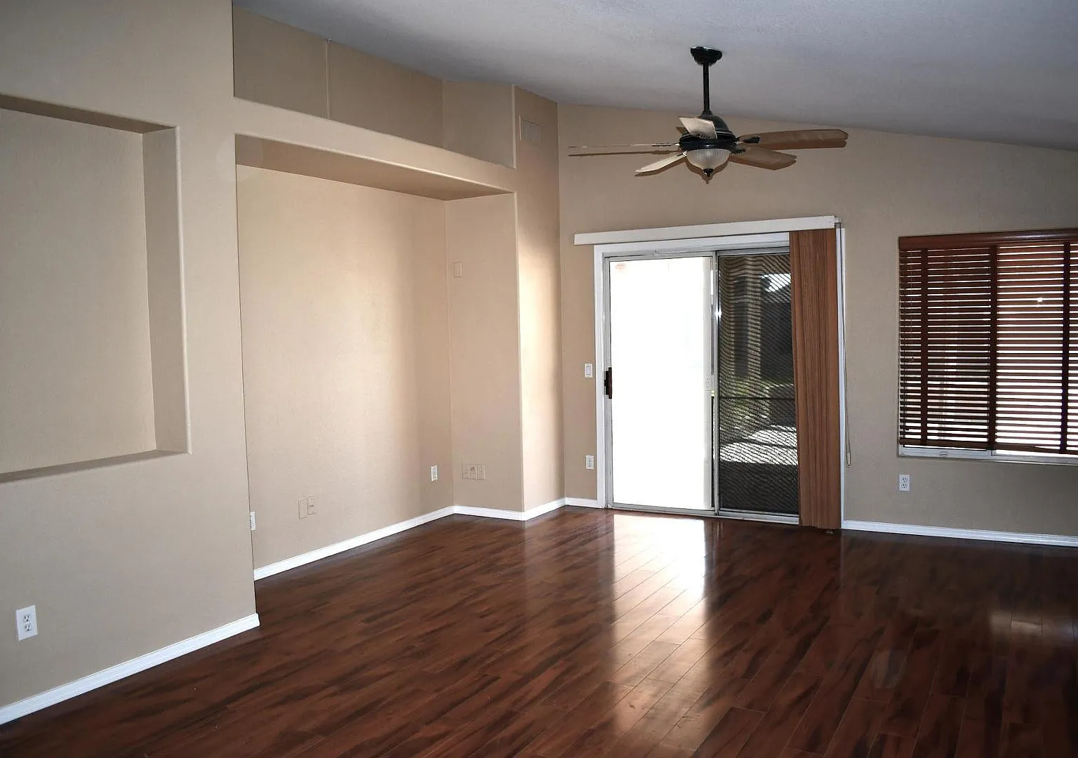 3 bed, 2.0 bath, 1352 sqft, $2,000 — Photo 3