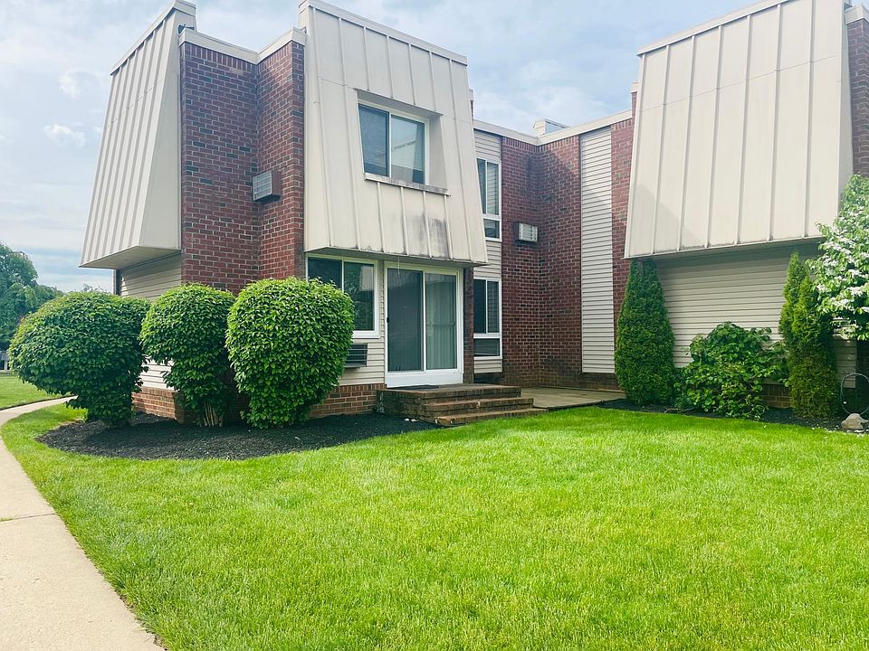 2nd image of 583-5 Auten Rd #1805