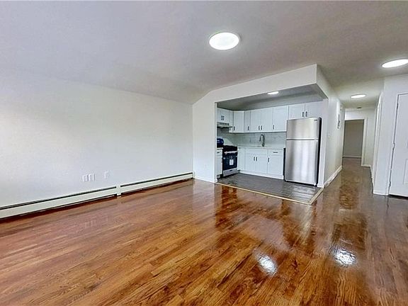 5th image of 24-07 Brookhaven Ave