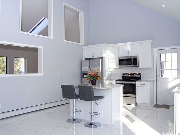 3rd image of 14 Alcolade Dr W