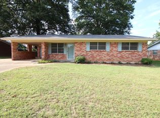 215 W Greenfield Dr, Wake Village, TX 75501