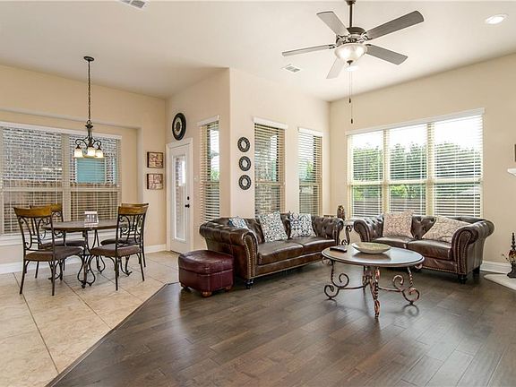 4th image of 1302 Oak Hill Ln