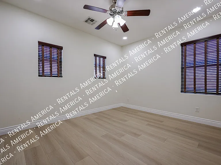 1081 N Mason Dr — Photo 32