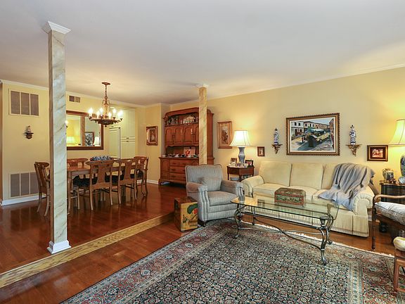 3rd image of 89 Woodlake Dr W