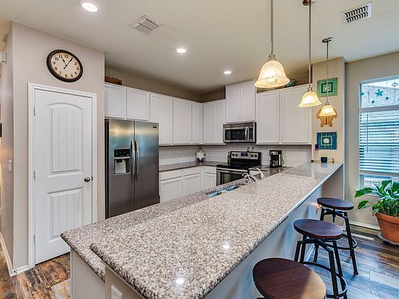 5th image of 517 Hunters Hill Dr