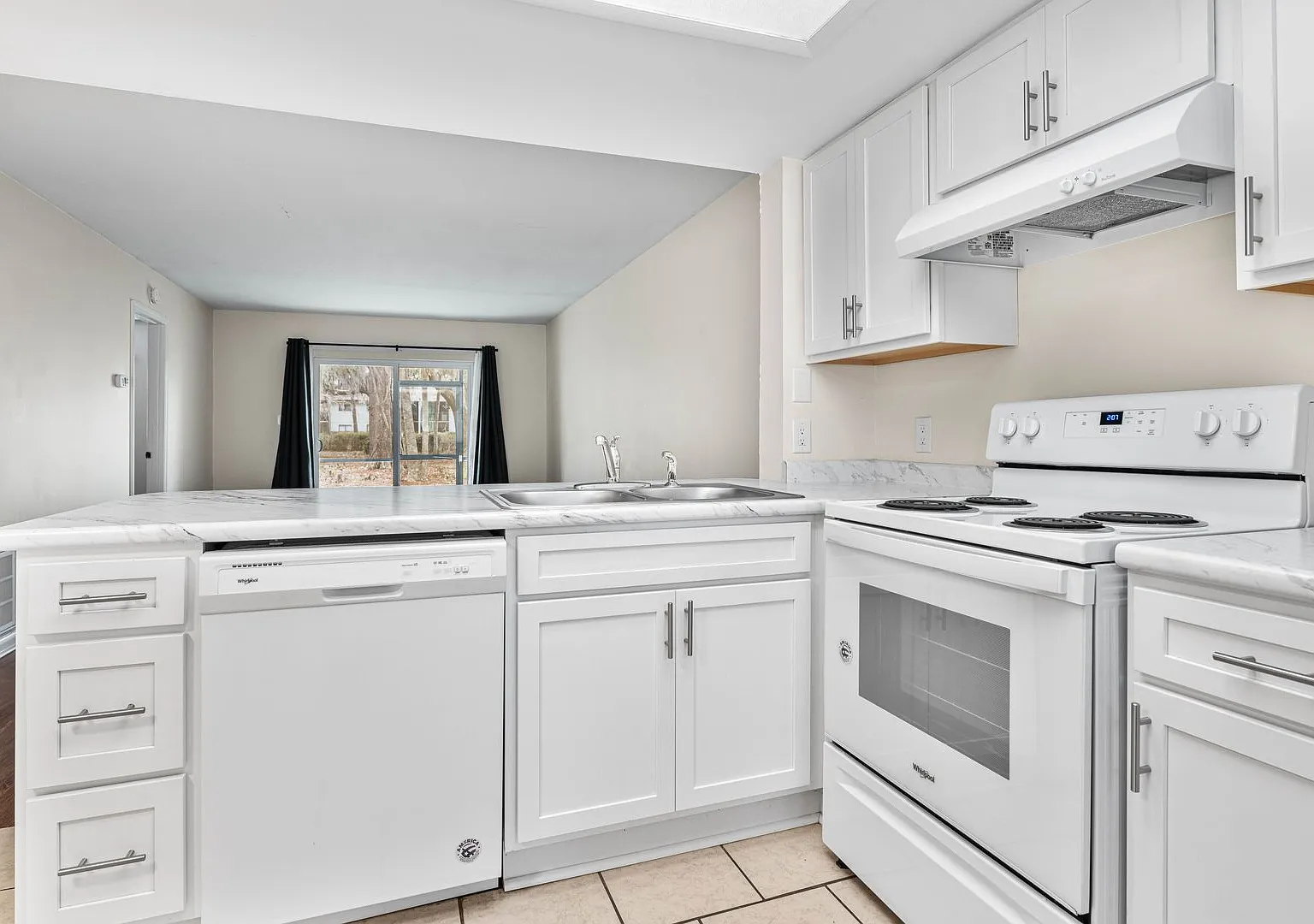 Move-In Ready 2BR/2BA Southside Condo Water, Trash & Pest Control Included! — Photo 1