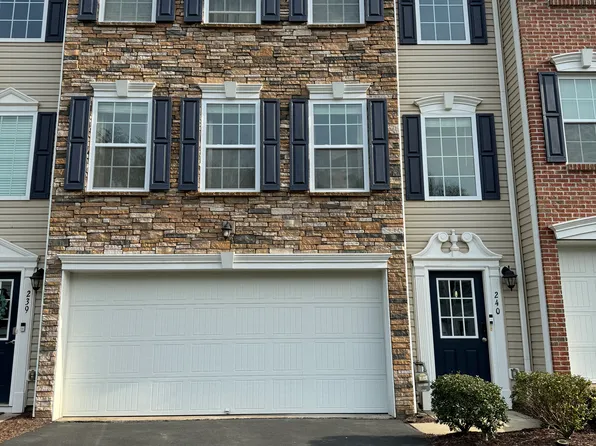 240 Grace Manor Dr, Coraopolis, PA 15108