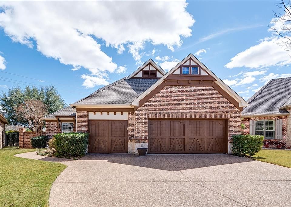 1st image of 229 La Fontaine Ln