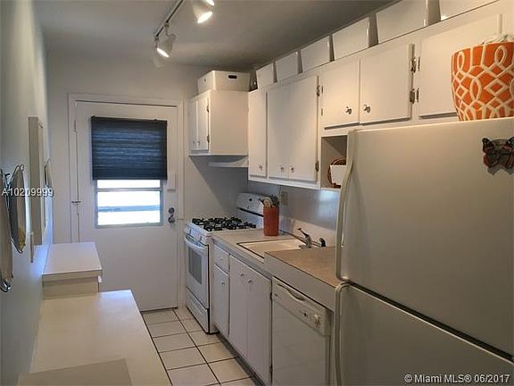 4th image of 20180 NE 2nd Ave APT X1