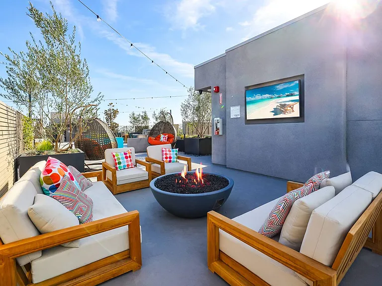 MODERNO Axis Luxury Living — Photo 32