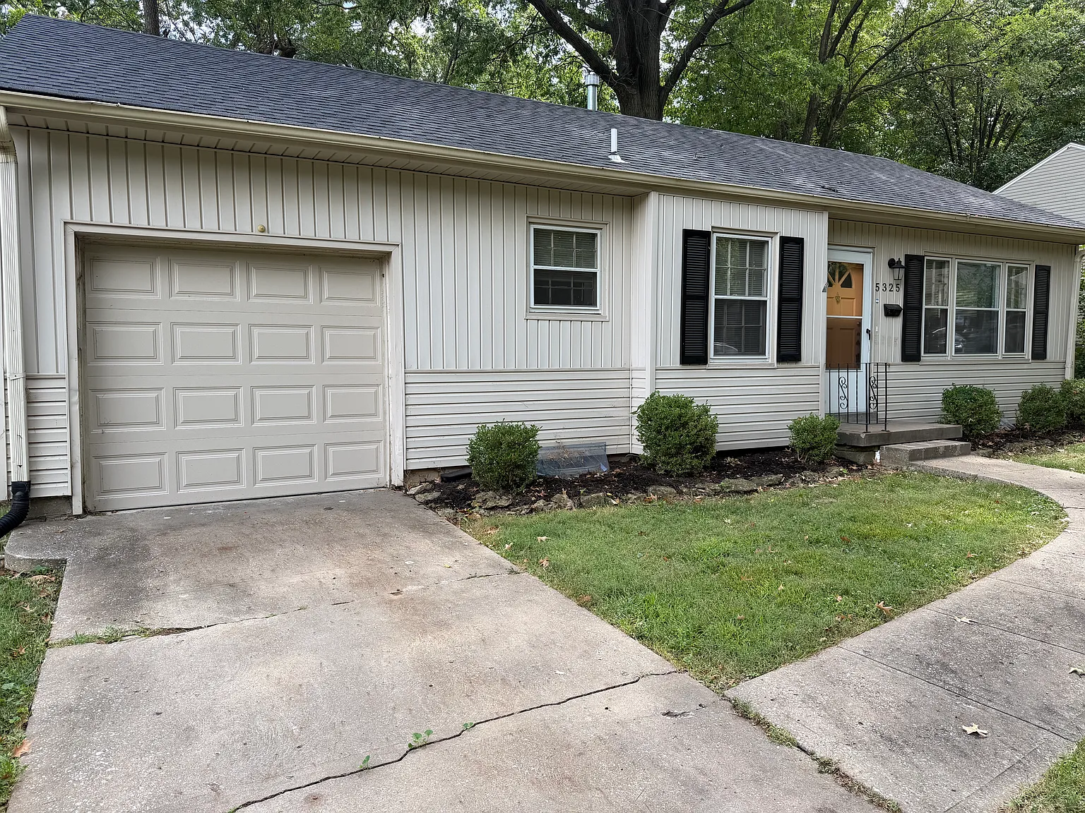 2 bed, 924 sqft, $2,050 — Photo 2