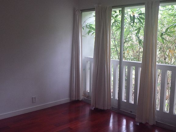 4th image of 999 N Doheny Dr APT 107