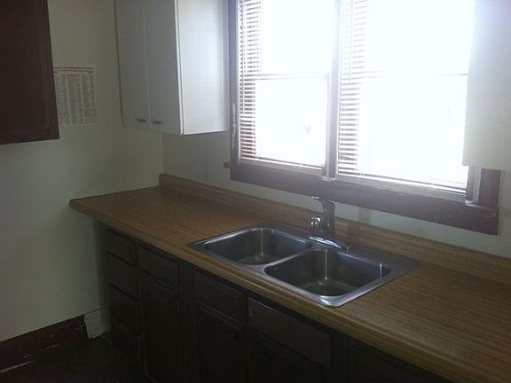 3rd image of 215 N East St