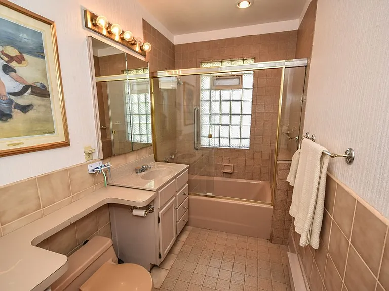 2975 N Downer Ave — Photo 8