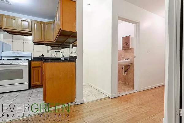 Rented by Safdie Realty Group | media 20