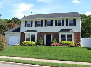 393 Singingwood Dr, Holbrook, NY 11741