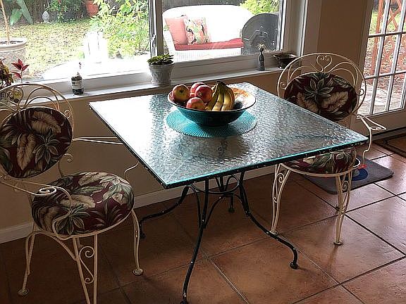Eat-in Dinette Area