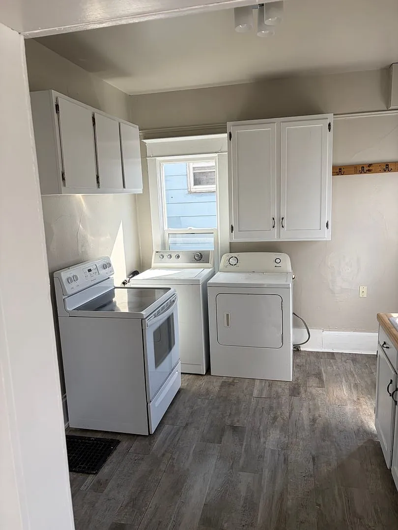 2 bedroom 1 bath house Front Porch — Photo 1