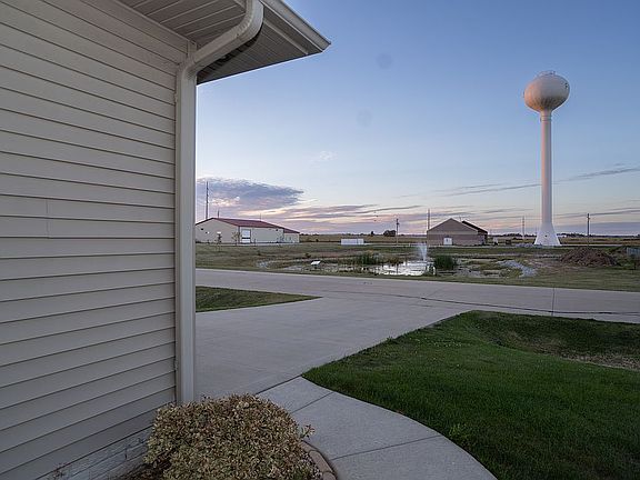 3rd image of 4571 Meadow Creek Dr