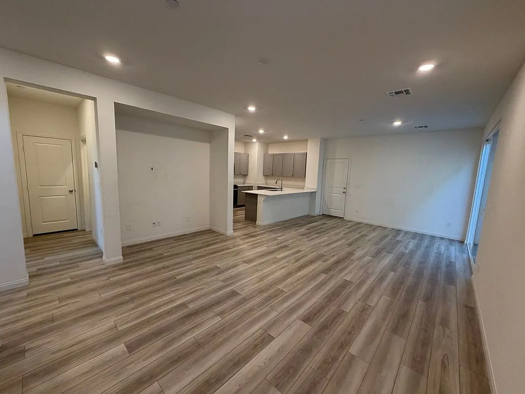 4 bed, 3.0 bath, 2040 sqft, $2,450 — Photo 4