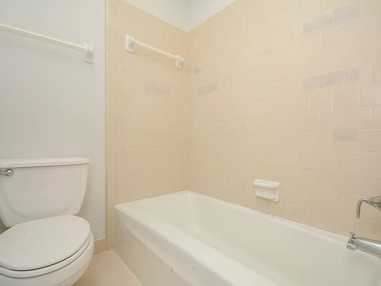 7222 Pella Dr — Photo 2