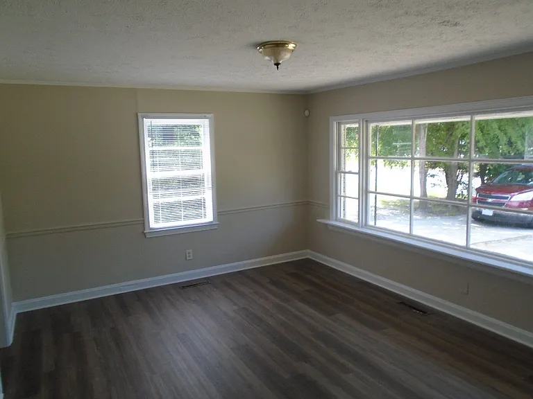 517 Albany St — Photo 4