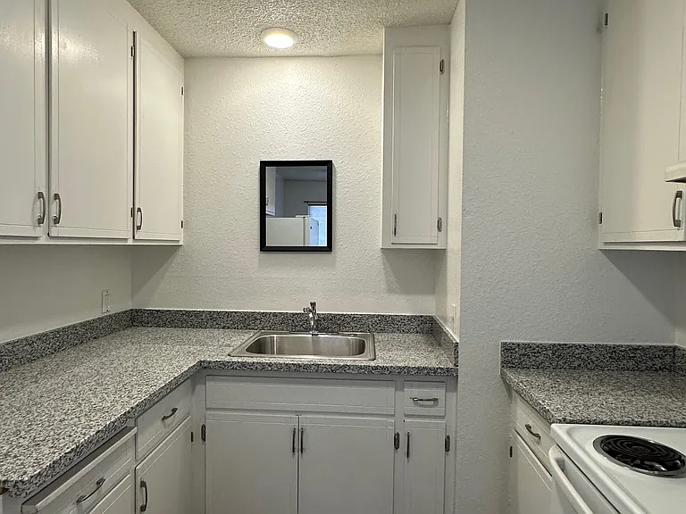 15 Royale Ave — Photo 4