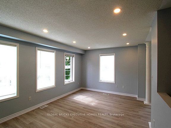 4th image of 80 Acorn Pl #111
