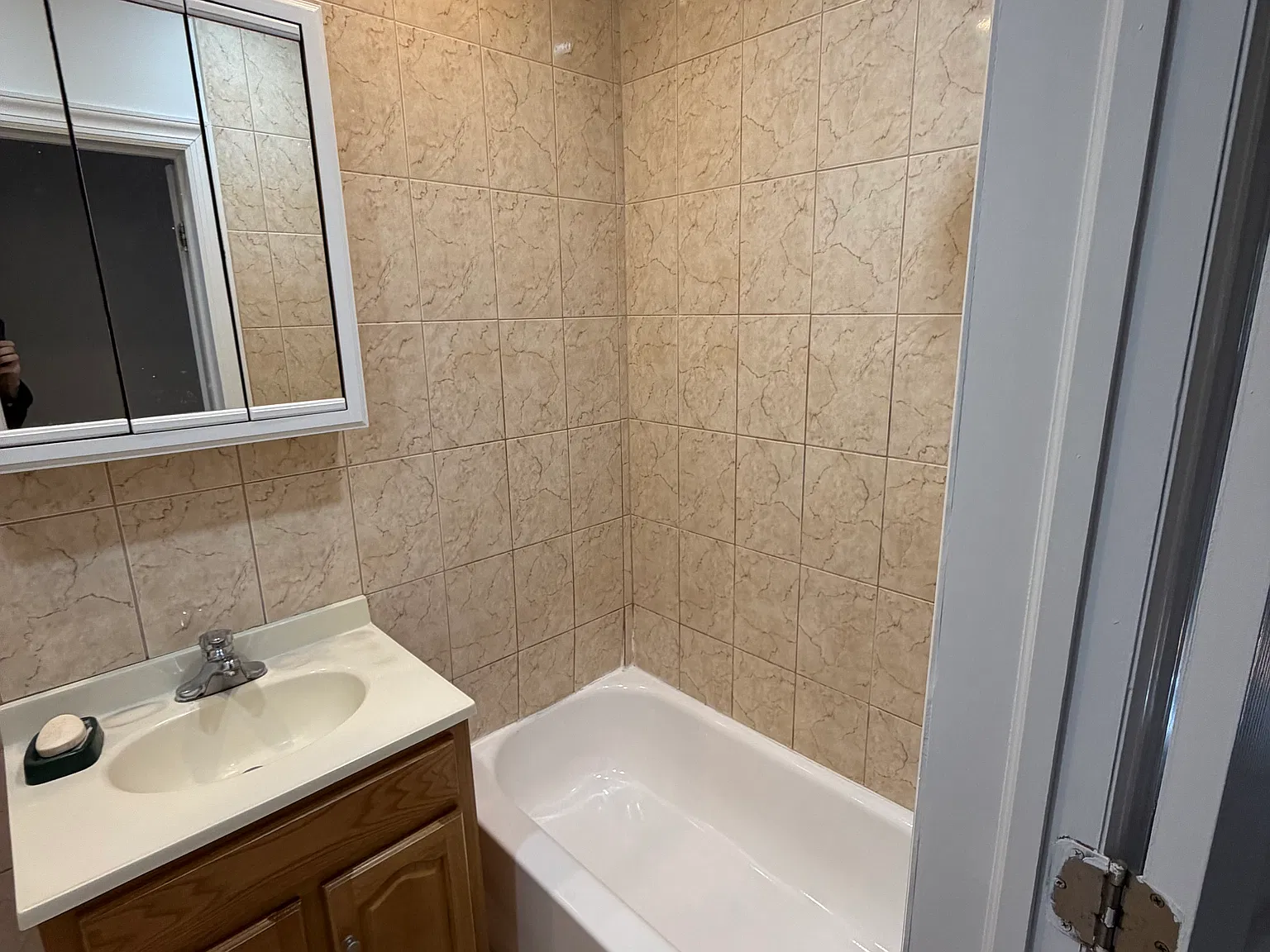 3 bed, 1000 sqft, $3,400 — Photo 2