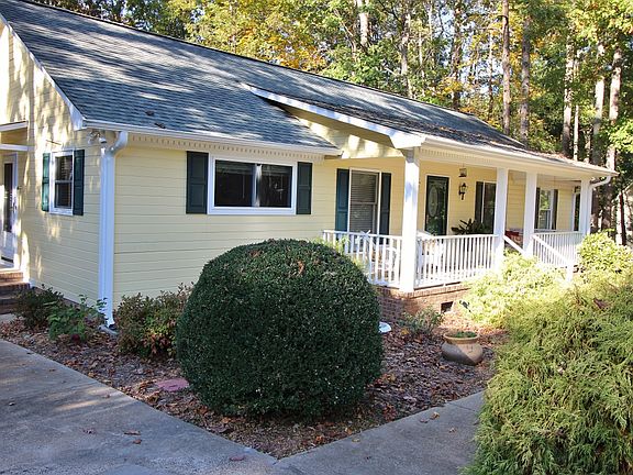 3rd image of 1960 Fairhill Cir