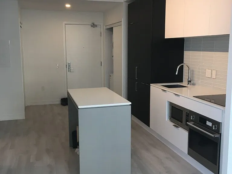33 Helendale Ave #804 — Photo 8
