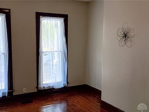 4th image of 140 S Terry St
