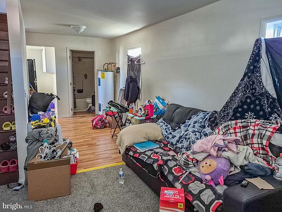 5th image of 810 Center St