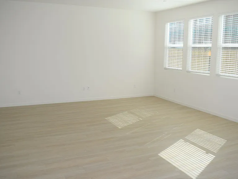 60 Molveno Dr — Photo 2