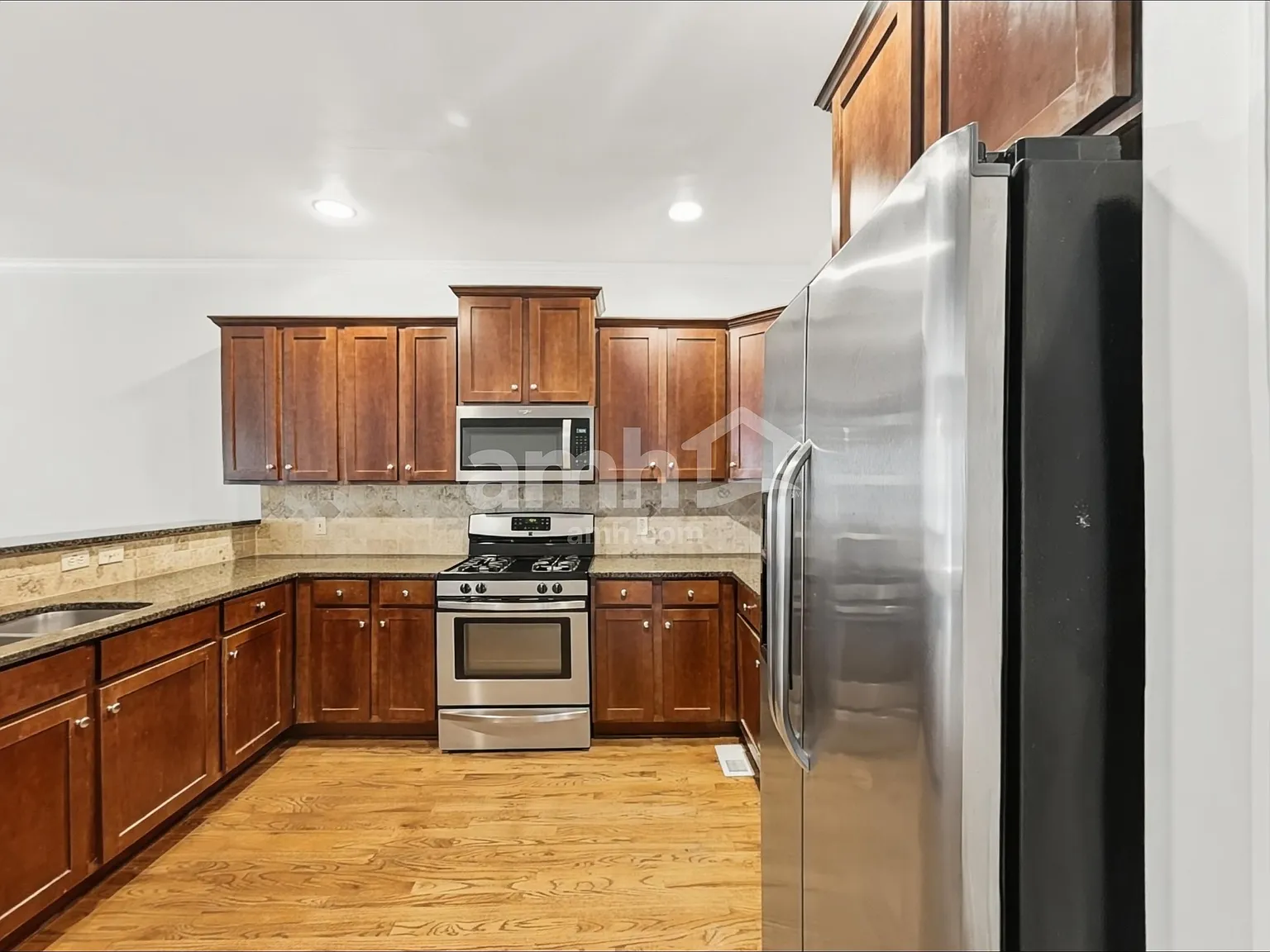5 bed, 2.5 bath, 2592 sqft, $2,700 — Photo 3
