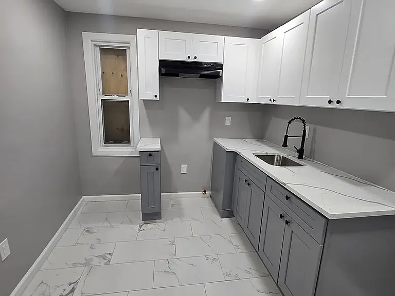 125-127 Redwood Ave #1C — Photo 1